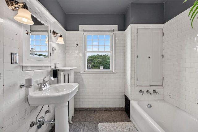 3223 W Highland BOULEVARD, Milwaukee, WI 53208