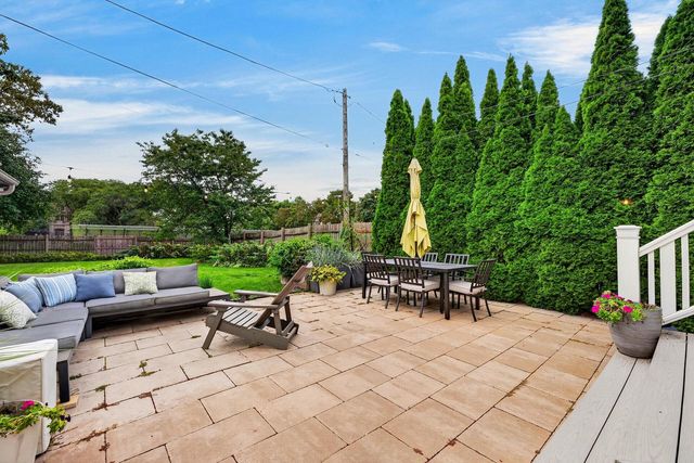 3223 W Highland BOULEVARD, Milwaukee, WI 53208