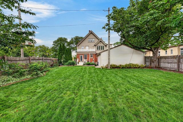 3223 W Highland BOULEVARD, Milwaukee, WI 53208