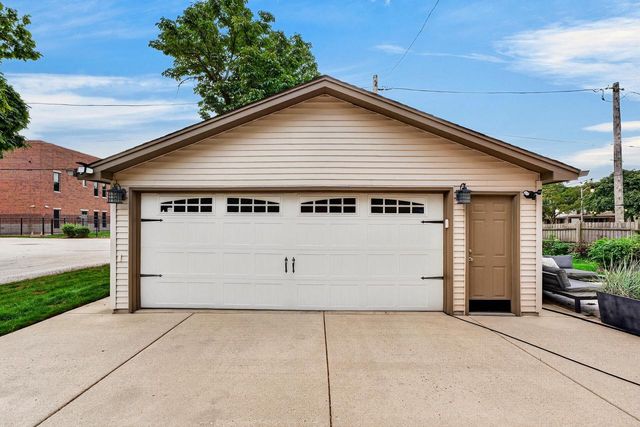 3223 W Highland BOULEVARD, Milwaukee, WI 53208