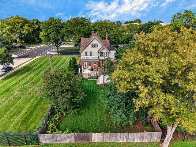 3223 W Highland BOULEVARD, Milwaukee, WI 53208