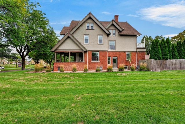 3223 W Highland BOULEVARD, Milwaukee, WI 53208