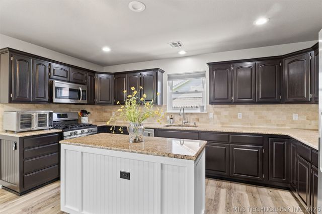 8508 N 102nd East Avenue, Owasso, OK 74055