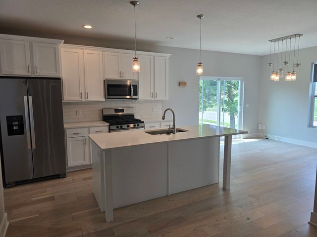 600 17th Avenue, Silvis, IL 61282