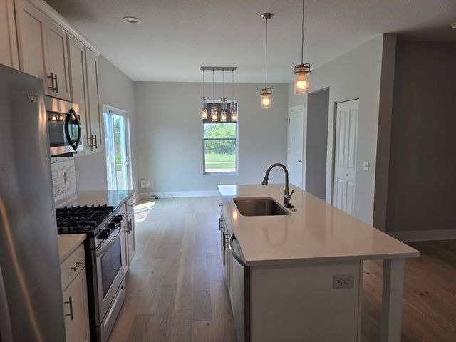 600 17th Avenue, Silvis, IL 61282