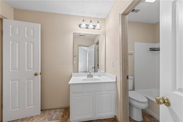15521 E 48th Street, Kansas City, MO 64136