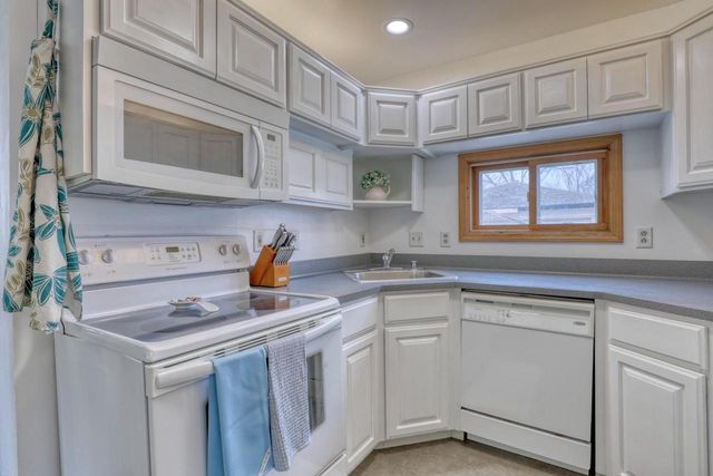 4857 N Navajo AVENUE, Glendale, WI 53217