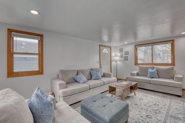 4857 N Navajo AVENUE, Glendale, WI 53217