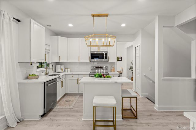 1065 Equestrian Drive, South Lyon, MI 48178