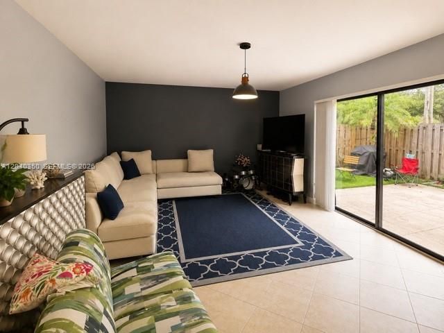 9954 NW 6th Pl, Plantation, FL 33324
