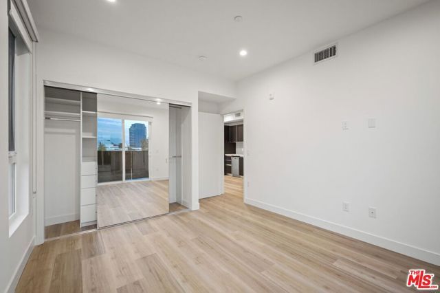 951 Ogden 204, Los Angeles, CA 90036