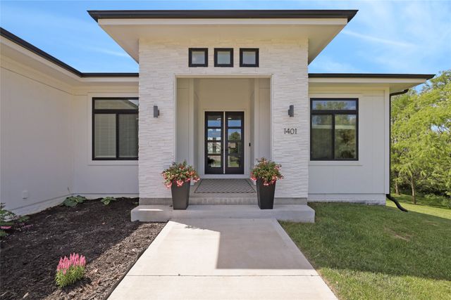 1401 W 14th Avenue, Indianola, IA 50125