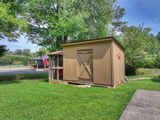 285 E Tennessee Avenue, Mccaysville, GA 30555