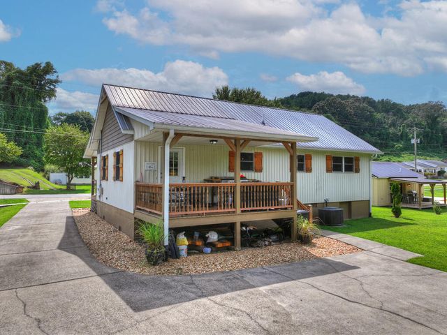 285 E Tennessee Avenue, Mccaysville, GA 30555