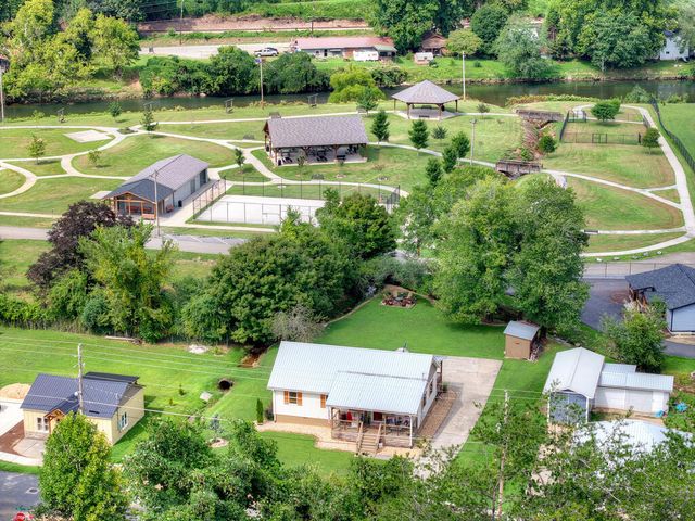 285 E Tennessee Avenue, Mccaysville, GA 30555