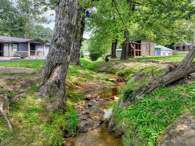 285 E Tennessee Avenue, Mccaysville, GA 30555