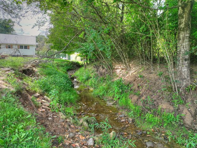 285 E Tennessee Avenue, Mccaysville, GA 30555