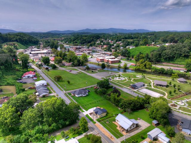 285 E Tennessee Avenue, Mccaysville, GA 30555
