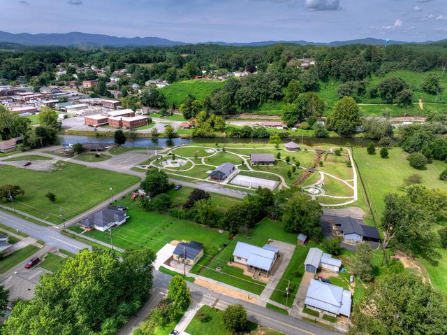 285 E Tennessee Avenue, Mccaysville, GA 30555