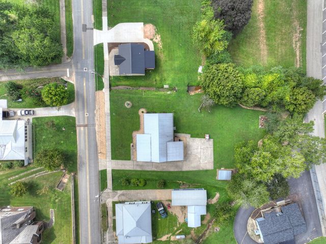 285 E Tennessee Avenue, Mccaysville, GA 30555