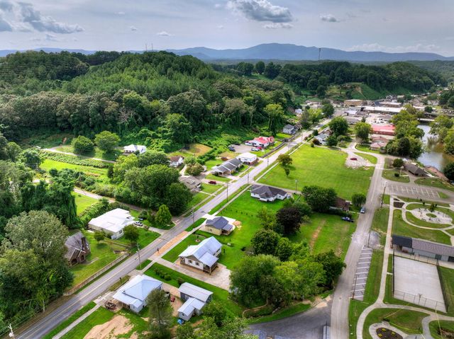 285 E Tennessee Avenue, Mccaysville, GA 30555