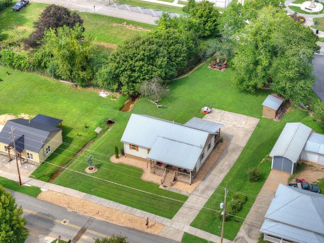 285 E Tennessee Avenue, Mccaysville, GA 30555