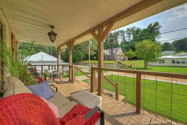 285 E Tennessee Avenue, Mccaysville, GA 30555