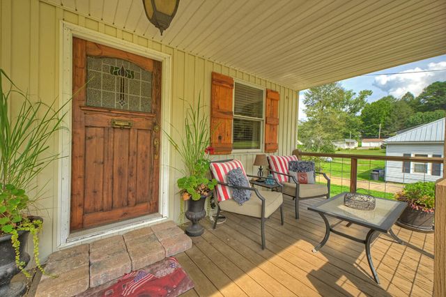 285 E Tennessee Avenue, Mccaysville, GA 30555