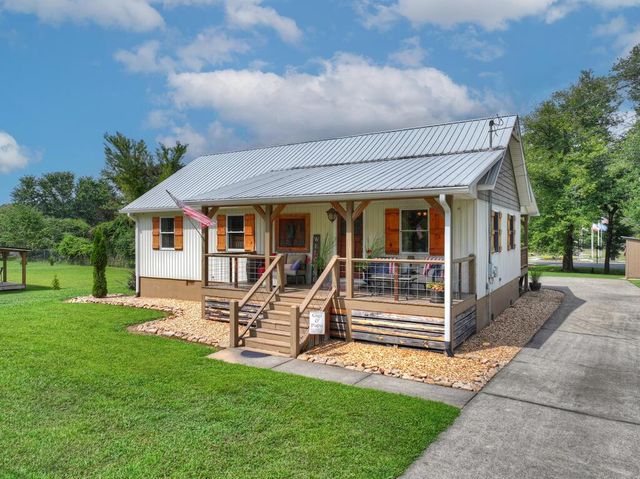 285 E Tennessee Avenue, Mccaysville, GA 30555