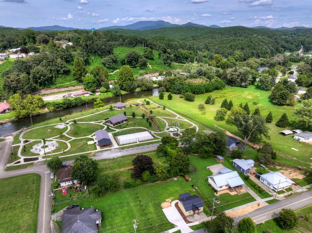 285 E Tennessee Avenue, Mccaysville, GA 30555