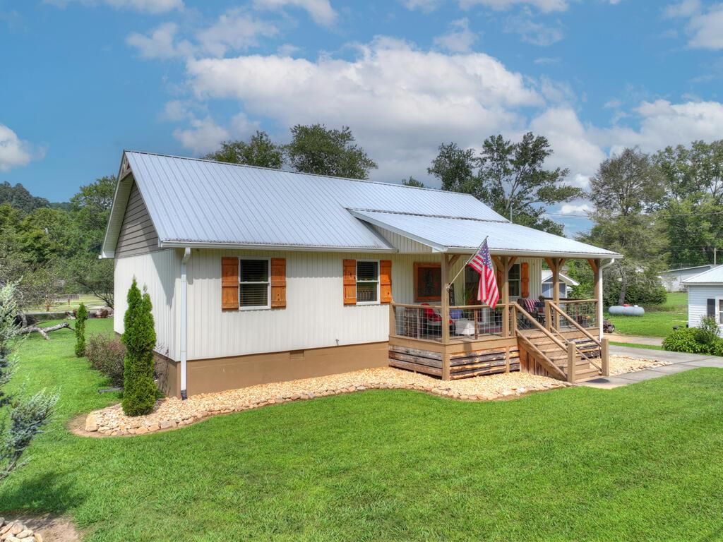 285 E Tennessee Avenue, Mccaysville, GA 30555