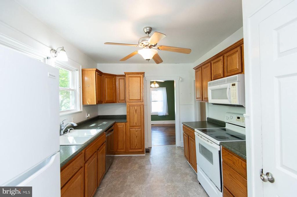 Image 3 of property listing at 305 NORTH MAIN ST, Hurlock, MD 21643