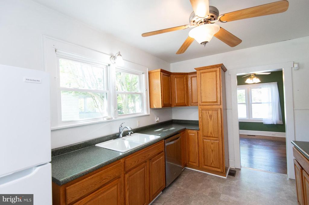 Image 4 of property listing at 305 NORTH MAIN ST, Hurlock, MD 21643
