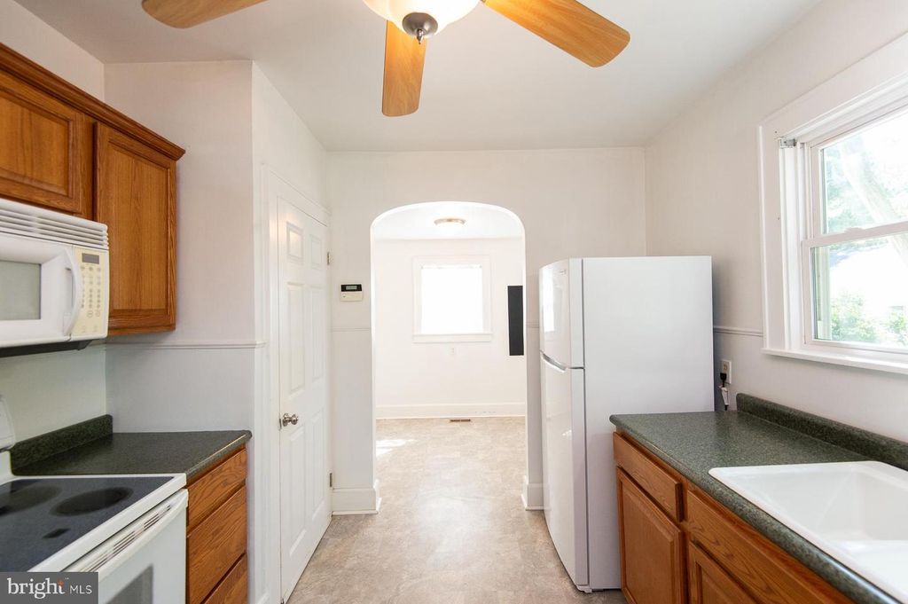 Image 7 of property listing at 305 NORTH MAIN ST, Hurlock, MD 21643