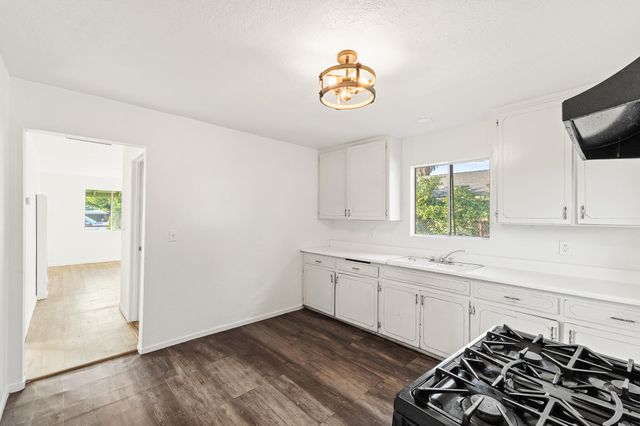 404 S Shasta Avenue, Farmersville, CA 93223