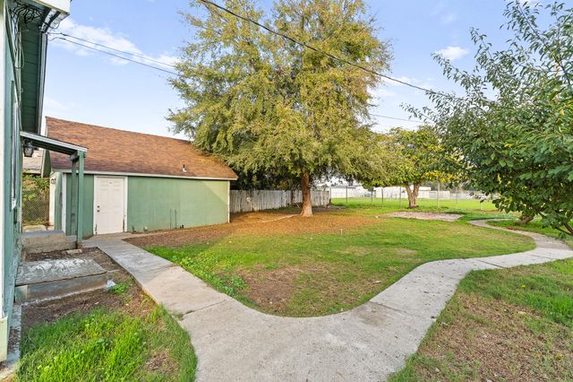 404 S Shasta Avenue, Farmersville, CA 93223