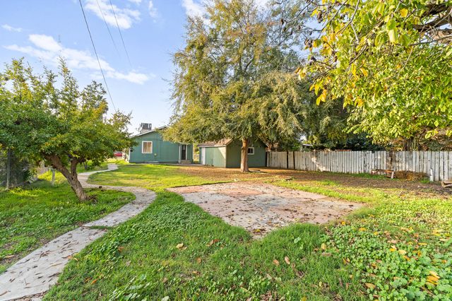 404 S Shasta Avenue, Farmersville, CA 93223
