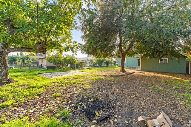 404 S Shasta Avenue, Farmersville, CA 93223