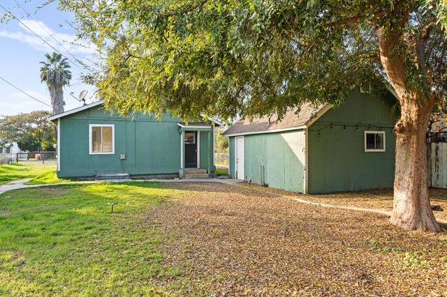 404 S Shasta Avenue, Farmersville, CA 93223