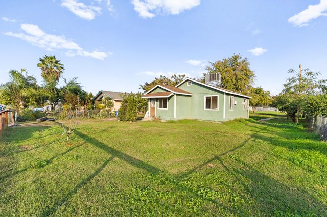 404 S Shasta Avenue, Farmersville, CA 93223