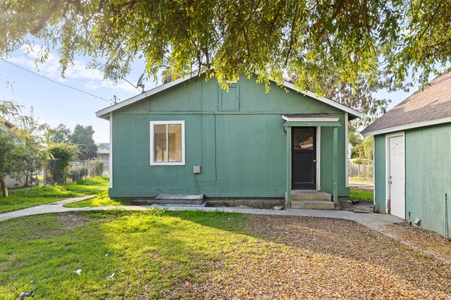 404 S Shasta Avenue, Farmersville, CA 93223
