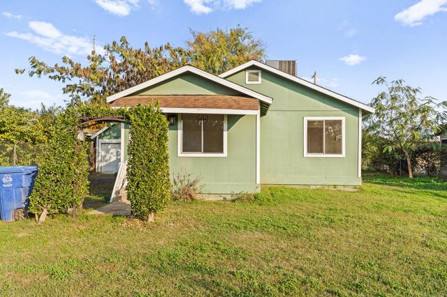 404 S Shasta Avenue, Farmersville, CA 93223