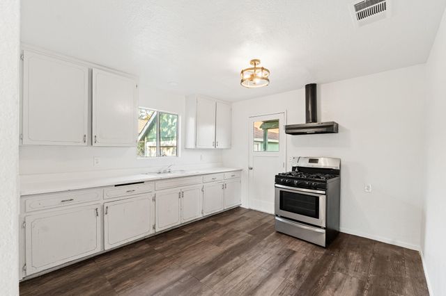 404 S Shasta Avenue, Farmersville, CA 93223