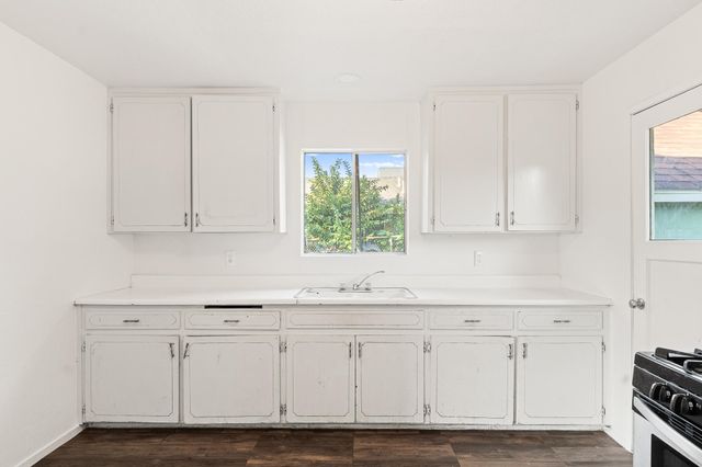 404 S Shasta Avenue, Farmersville, CA 93223