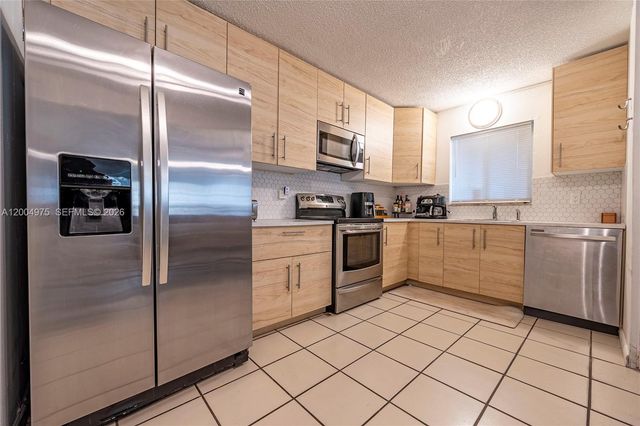 4524 SW 54th St 501-W, Dania Beach, FL 33314