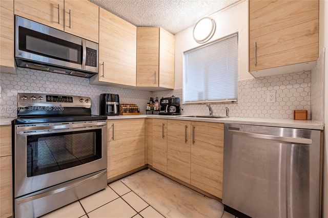 4524 SW 54th St 501-W, Dania Beach, FL 33314