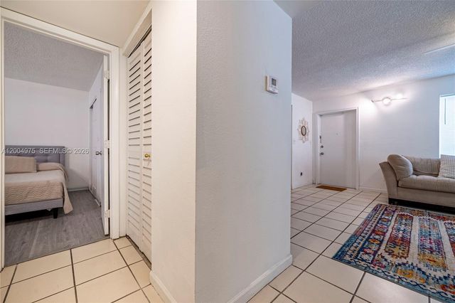 4524 SW 54th St 501-W, Dania Beach, FL 33314