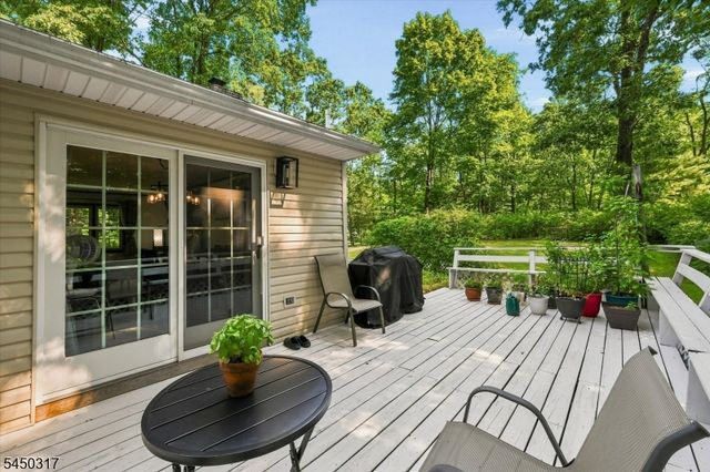 2 Oak Dr, Hampton Twp., NJ 07860