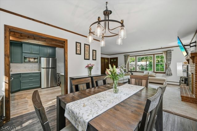2 Oak Dr, Hampton Twp., NJ 07860