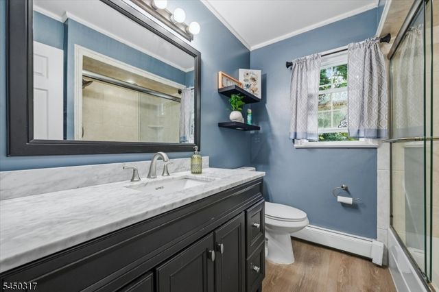 2 Oak Dr, Hampton Twp., NJ 07860